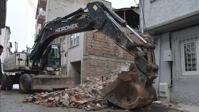 Gemlik'te Metruk Bina Temizliği Devam Ediyor