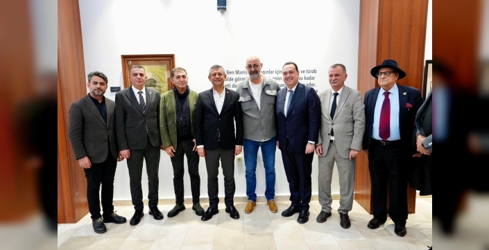 CHP Genel Başkanı Özgür Özel “Sarışın Bir Kurt” Sergisini Gezdi