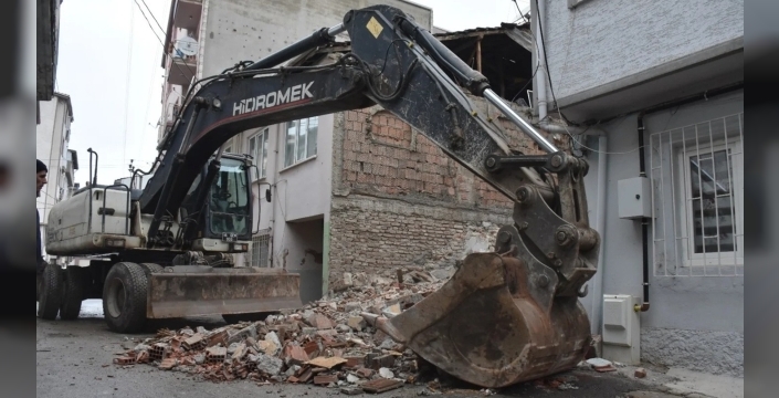 Gemlik'te Metruk Bina Temizliği Devam Ediyor